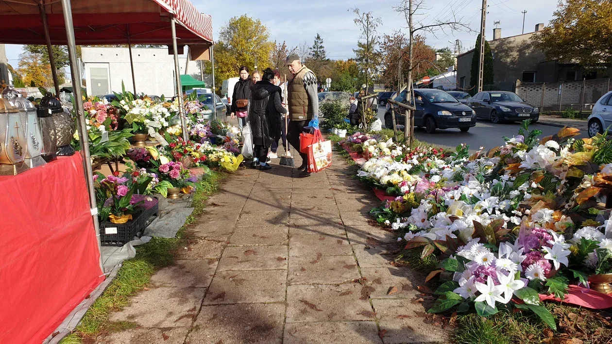 Inflacja dotarła na cmentarze. Na Wszystkich Świętych kupujemy zdecydowanie mniej zniczy i kwiatów - Zdjęcie główne