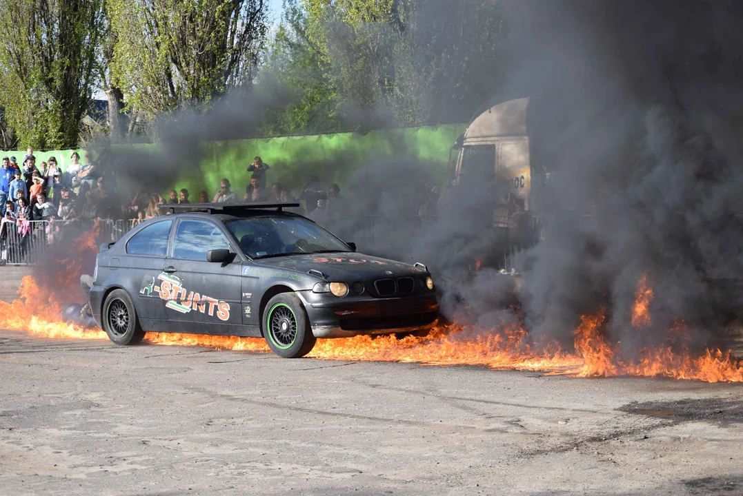 Giganty na czterech kołach zrobiły duże show! Widowiskowy pokaz monster trucków [ZDJĘCIA, WIDEO] - Zdjęcie główne