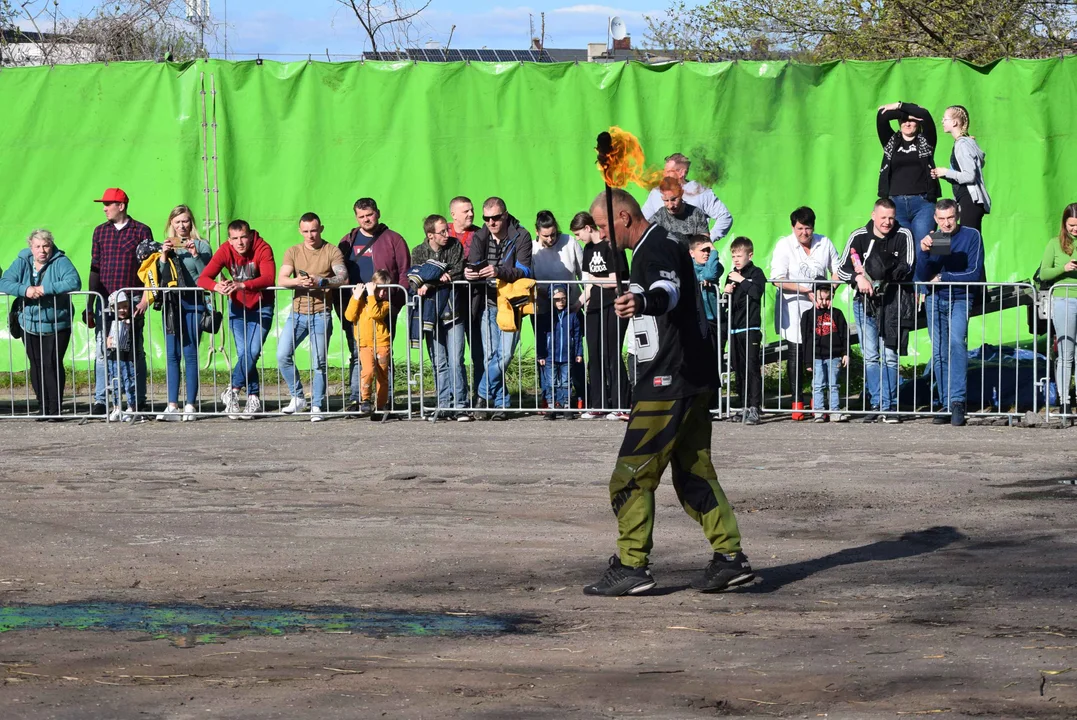 Giganty na czterech kołach zrobiły duże show! Widowiskowy pokaz monster trucków