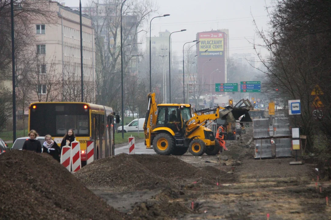 Utrudnienia dla pieszych i podróżnych MPK Łódź na Lutomierskiej