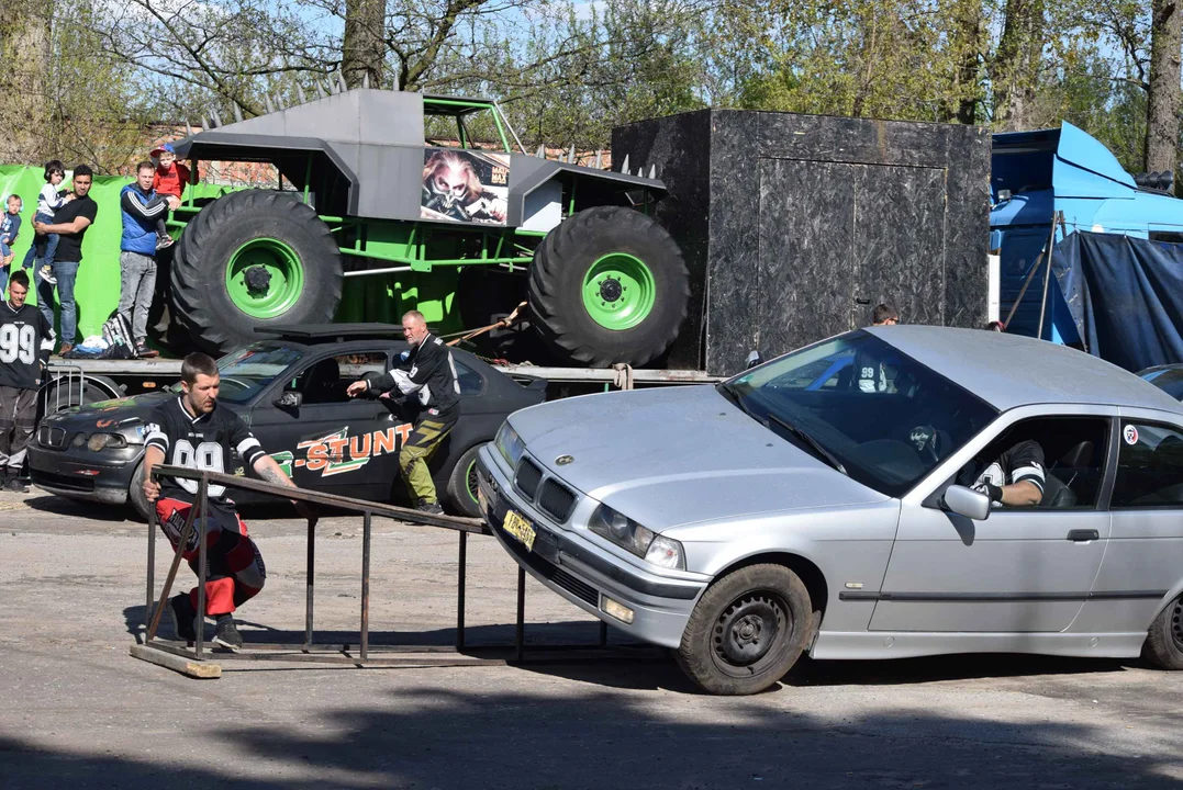 Giganty na czterech kołach zrobiły duże show! Widowiskowy pokaz monster trucków