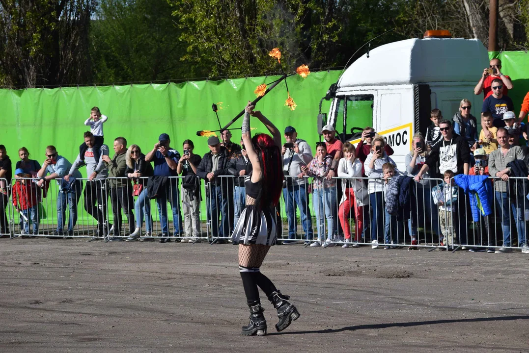 Giganty na czterech kołach zrobiły duże show! Widowiskowy pokaz monster trucków