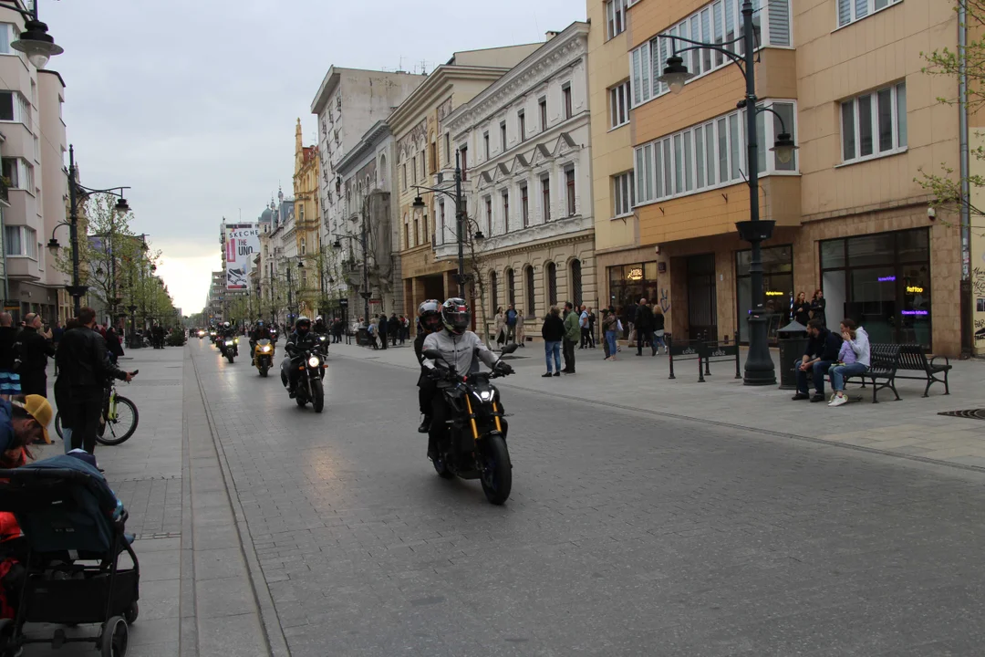 Wielka parada motocyklowa na ulicy Piotrkowskiej w Łodzi