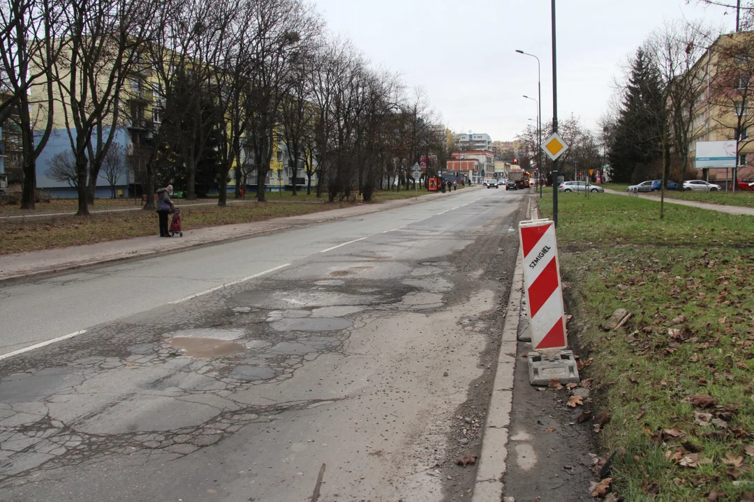 Ile jeszcze będzie trzeba łatać ulicę Lutomierską w Łodzi? Co roku dziur przybywa, kawałki asfaltu wyskakują na pobocze, a na środku drogi potrafią stać nawet trzy przeszkody [ZDJĘCIA] - Zdjęcie główne