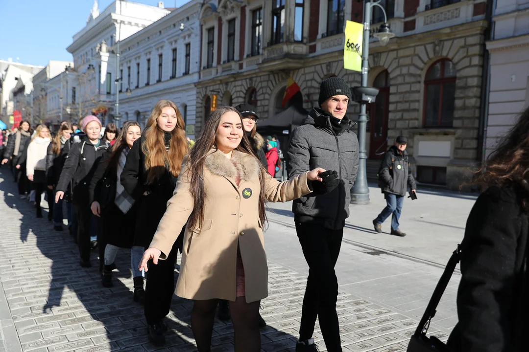 Polonez dla Łodzi. Maturzyści zatańczyli na Piotrkowskiej