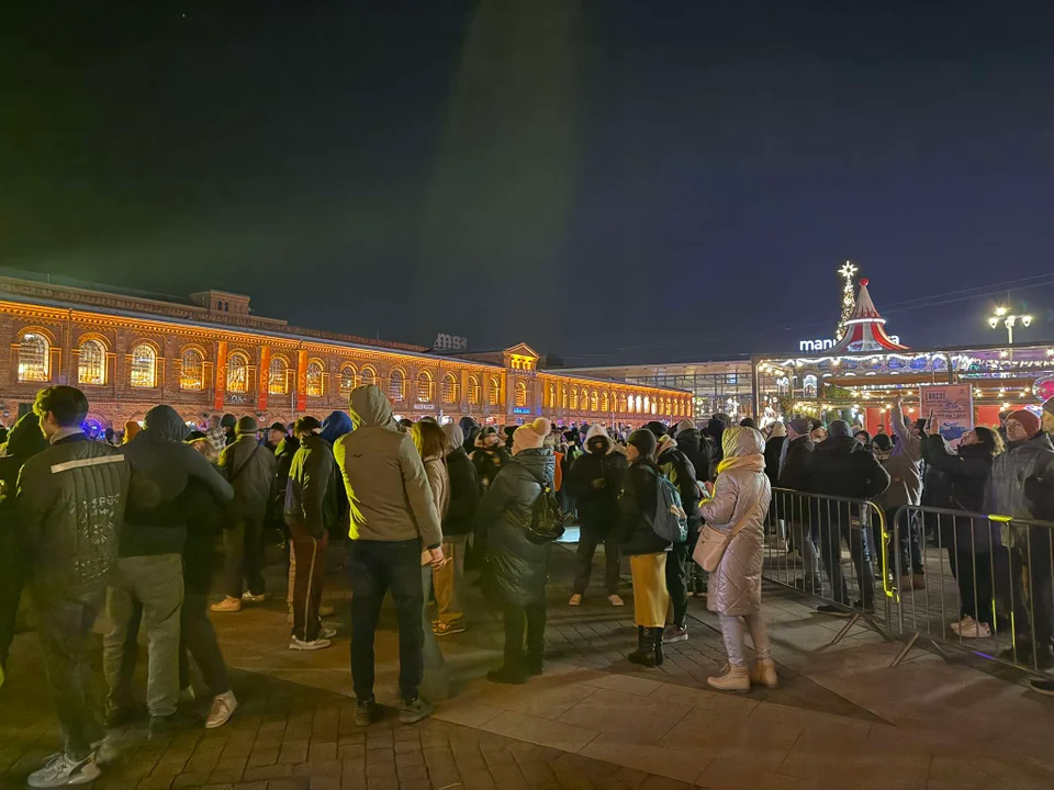 Sylwester w Manufakturze. Łodzianie tłumnie przywitali 2025 rok na rynku galerii