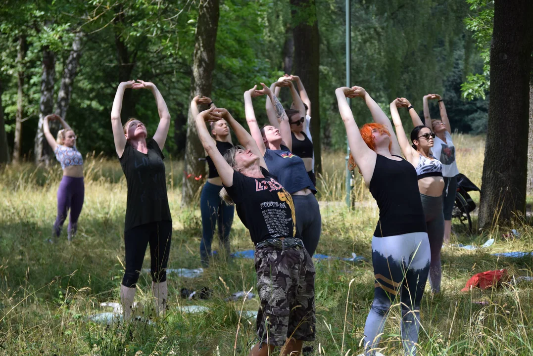 Joga w parku na Zdrowiu