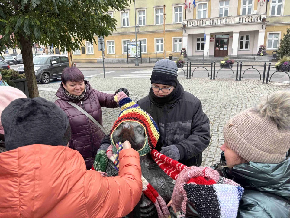 Pomnik w centrum miasta udekorowany przez grupę „Zamontanki”