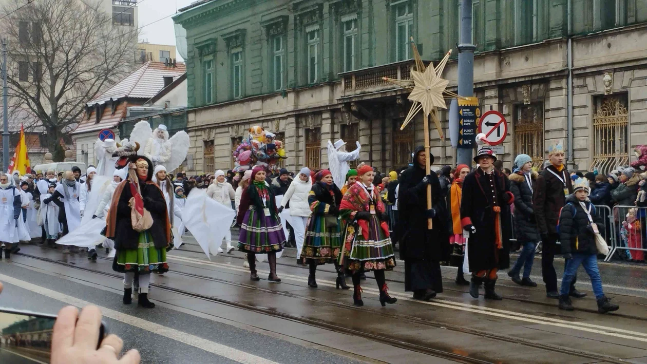 Orszak Trzech Króli przeszedł Piotrkowską. Choć było zimno, łodzianie tłumnie w nim uczestniczyli [ZDJĘCIA] - Zdjęcie główne