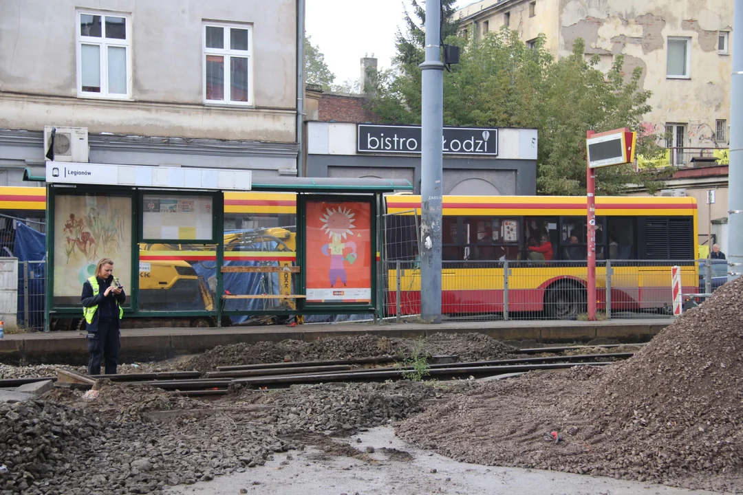 Trwa łączenie nowego torowiska ze starym przy ul.Legionów w Łodzi