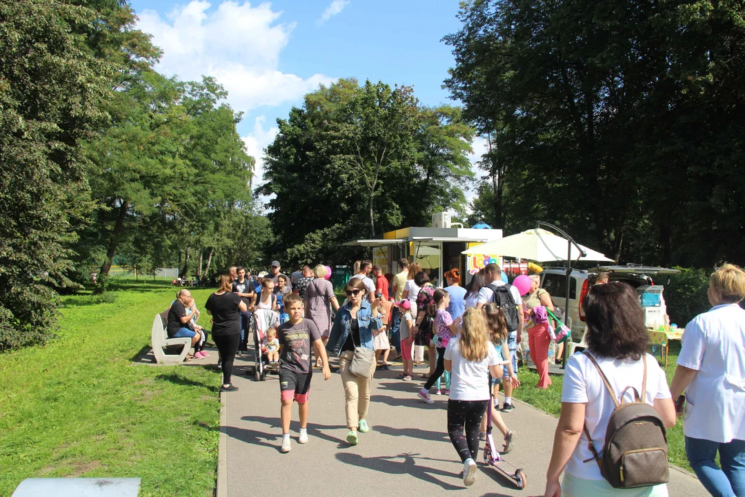 Piknik rodzinny w parku na Młynku w Łodzi