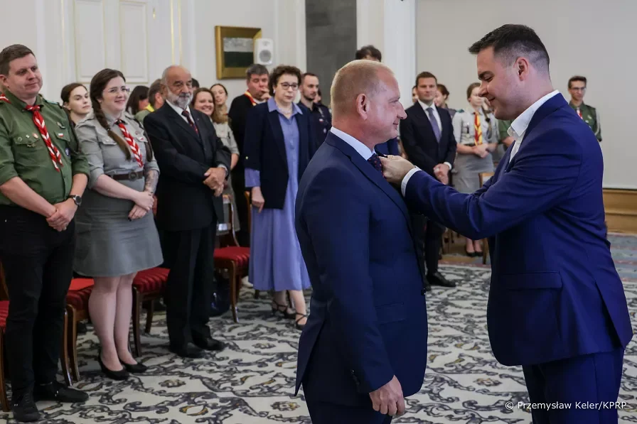 Andrzej Duda odznaczył Przemysława Zawadzkiego. Kutnianin z Brązowym Krzyżem Zasługi [ZDJĘCIA] - Zdjęcie główne