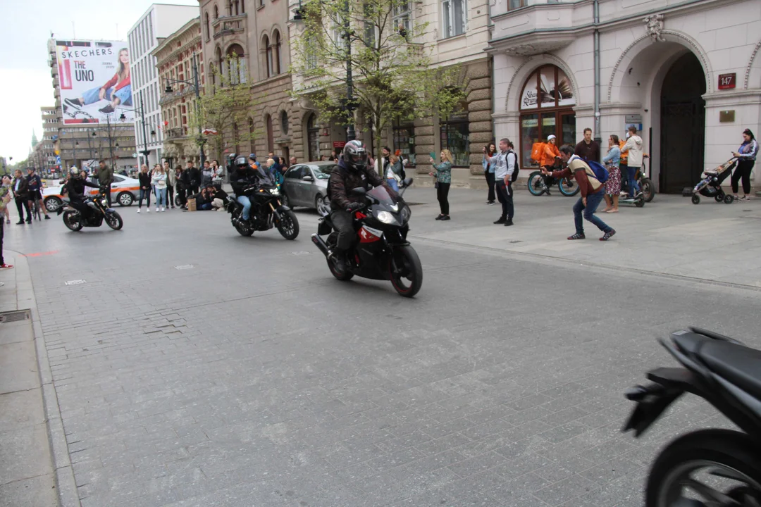 Wielka parada motocyklowa na ulicy Piotrkowskiej w Łodzi