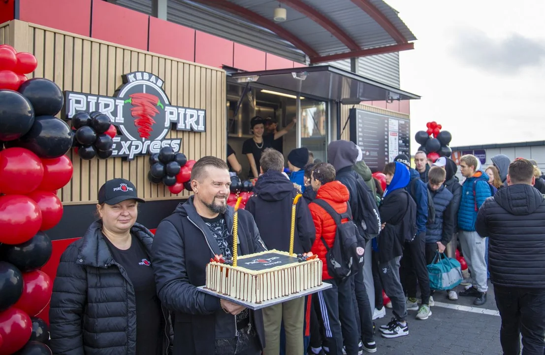 Nowy lokal gastronomiczny oficjalnie otwarty. Pierwsi klienci zjedli za darmo (ZDJĘCIA) - Zdjęcie główne