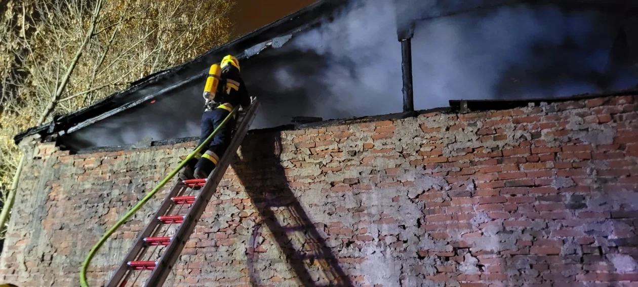 Tragiczny finał pożaru. W spalonym budynku znaleziono zwłoki [FOTO] - Zdjęcie główne