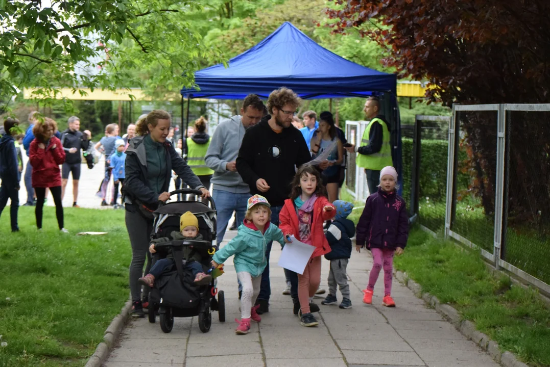 Bieg na orientację Łódź Park Tour. Startowały całe rodziny - Zdjęcie główne