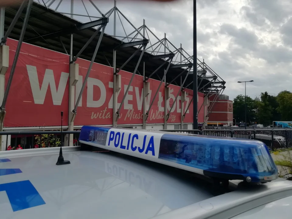 Policja wokół stadionu Widzewa. Mecz z Lechem Poznań