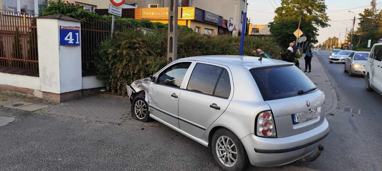 Wyprzedzał kilka pojazdów. Motocyklista i pasażer trafili do szpitala [ZDJĘCIA] - Zdjęcie główne