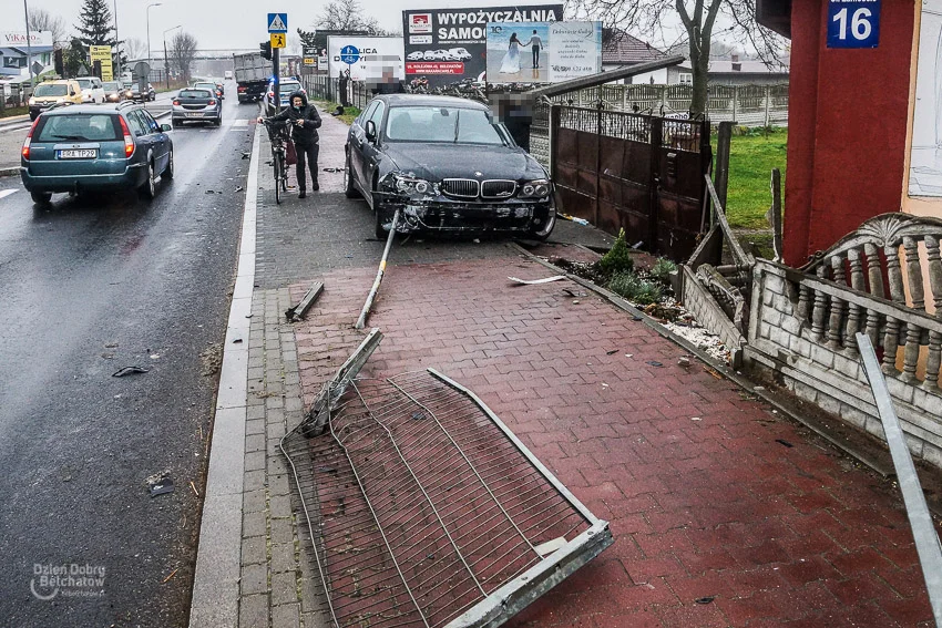 Wypadek w Grocholicach. Ciężarówka zderzyła się z BMW