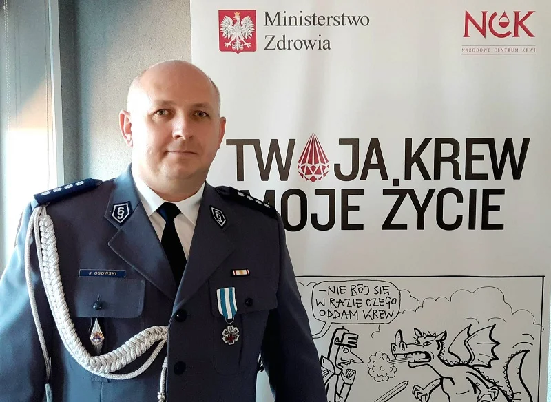 Policjant z Kutna zasłużonym honorowym dawcą krwi. Pomaga już od kilkudziesięciu lat [FOTO] - Zdjęcie główne