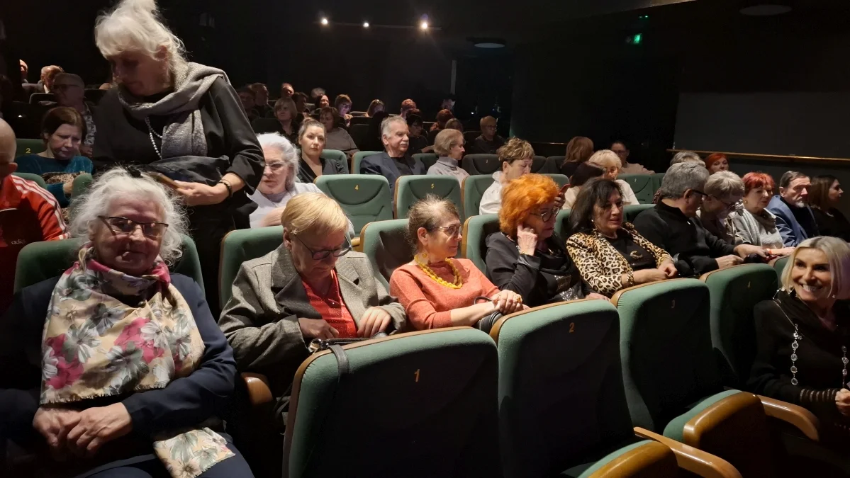 Emocje, humor i wielkie przeboje. Seniorzy odwiedzili teatr (ZDJĘCIA) - Zdjęcie główne