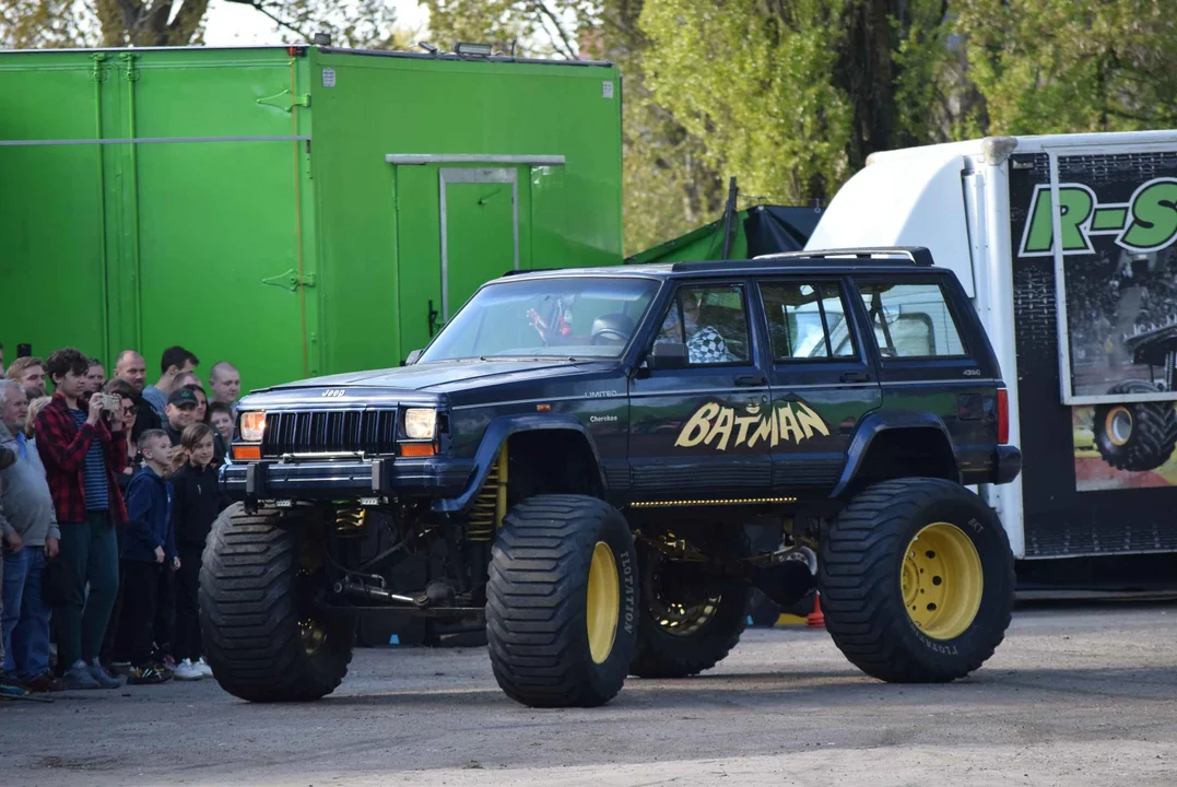 Giganty na czterech kołach zrobiły duże show! Widowiskowy pokaz monster trucków