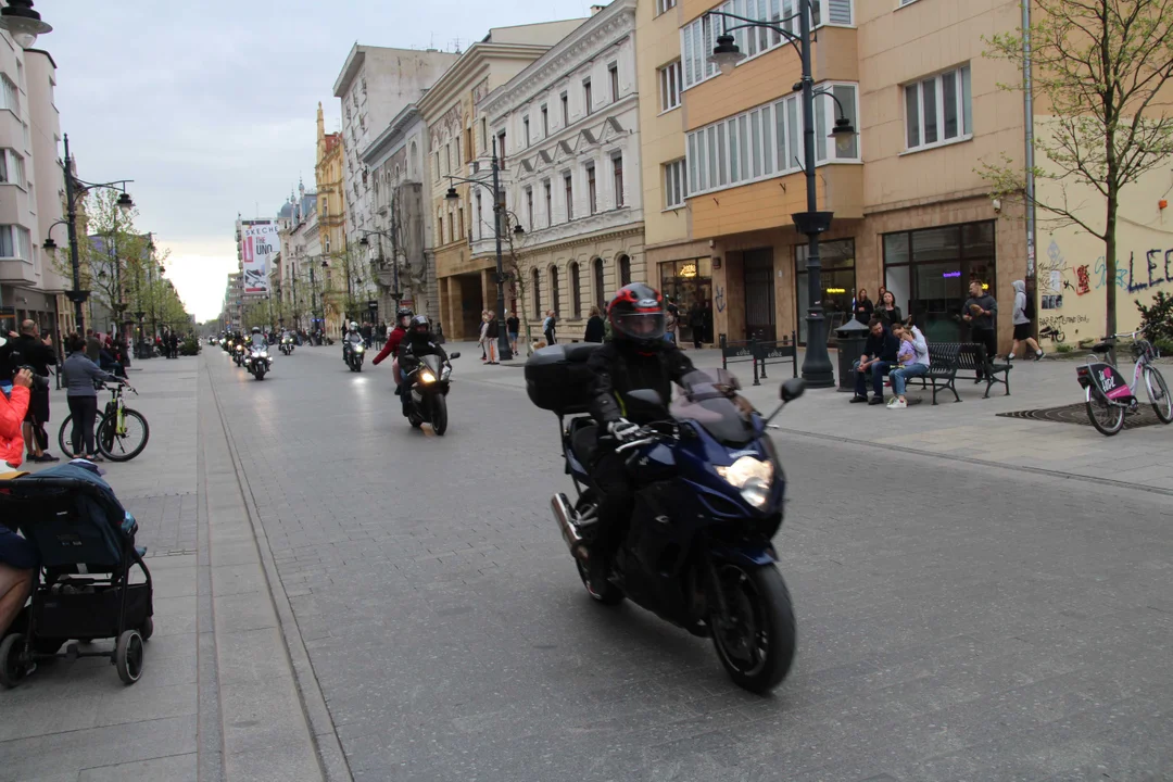 Wielka parada motocyklowa na ulicy Piotrkowskiej w Łodzi