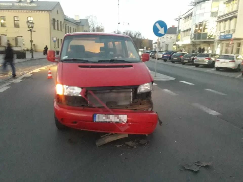 Wypadek koło dworca PKP. Mercedes staranował przystanek autobusowy