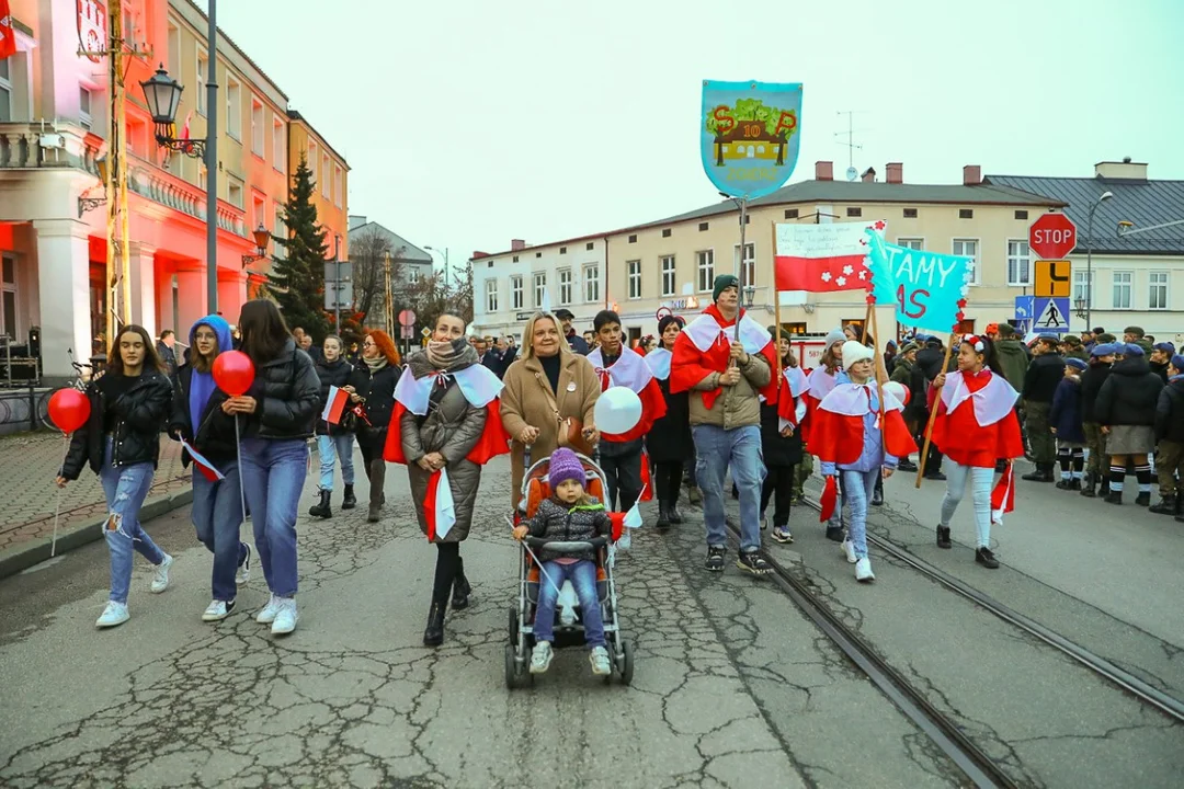 Pochody 11 listopada w Zgierzu. Mieszkańcy tłumnie uczestniczyli w uroczystościach Święta Niepodległości.