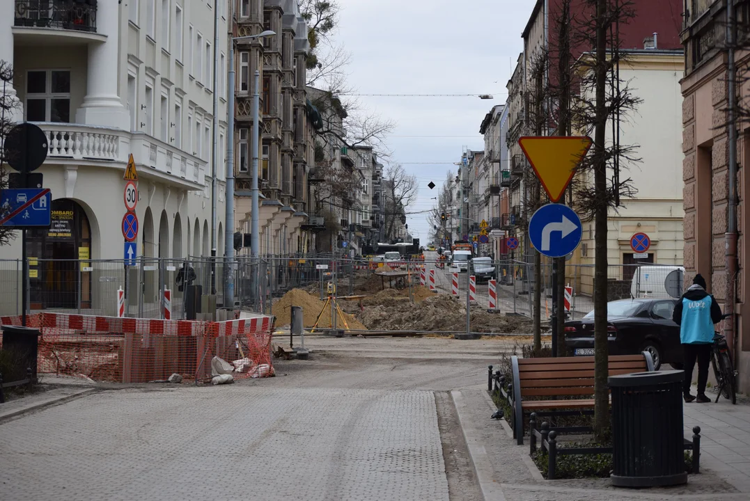 Mieszkańcy remontowanych ulic bez dostępu do śmietników? Przepełnione kosze w centrum Łodzi