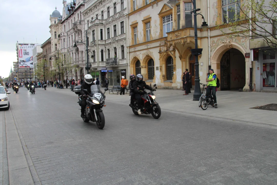 Wielka parada motocyklowa na ulicy Piotrkowskiej w Łodzi