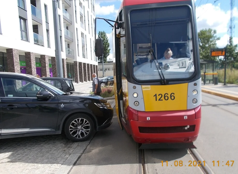 Nieprawidłowe parkowanie na torowisku - tramwaje MPK Łódź mają problem z przejazdem w tym miejscu