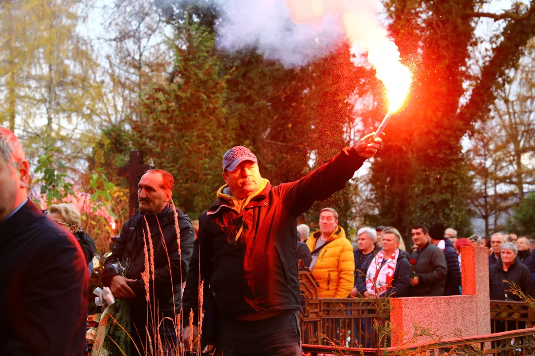 Pogrzeb Igora Sypniewskiego w Łodzi. Kibicie żegnali wychowanka ŁKS-u.