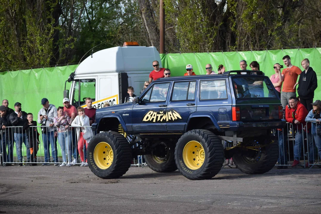 Giganty na czterech kołach zrobiły duże show! Widowiskowy pokaz monster trucków