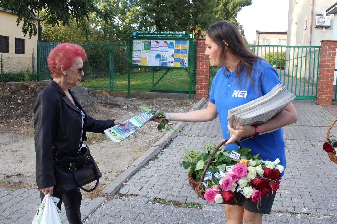 KCI rozdaje róże i gazety na kutnowskim Święcie Róży