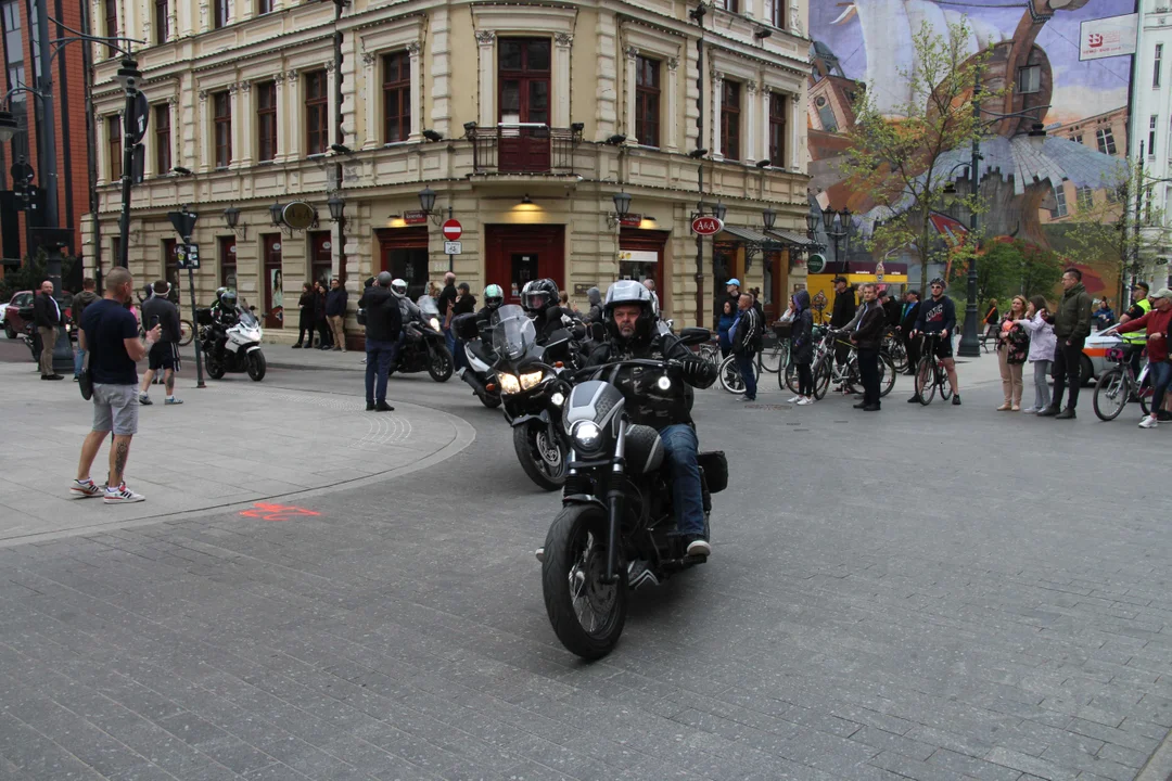 Wielka parada motocyklowa na ulicy Piotrkowskiej w Łodzi