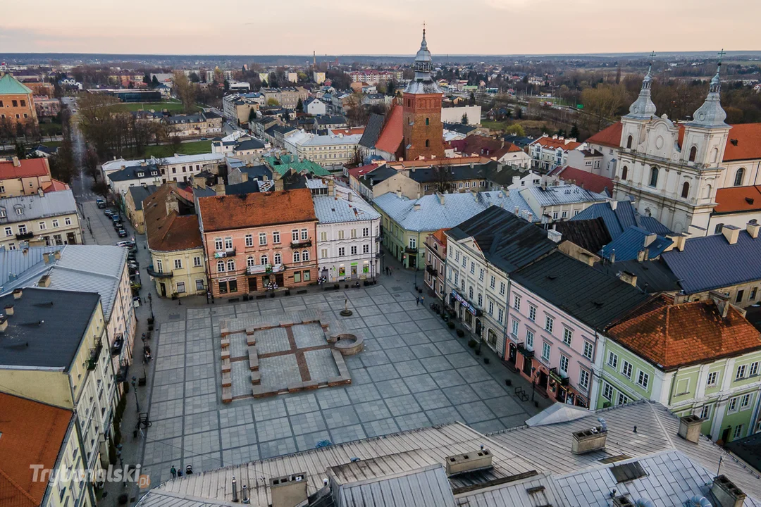 Gdzie jest Ratusz w Piotrkowie? Po budowli został tylko zarys fundamentów [ZDJĘCIA] - Zdjęcie główne