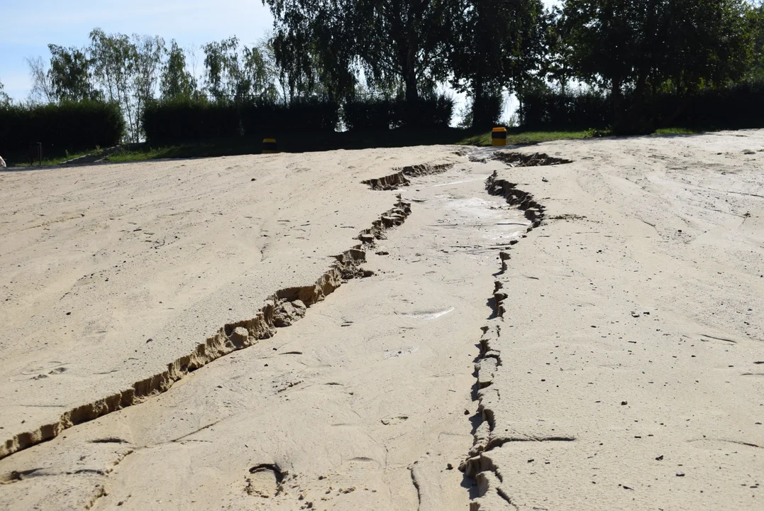 Plaża na Malince uszkodzona po ulewnych deszczach. Teren wymaga naprawy [ZDJĘCIA] - Zdjęcie główne