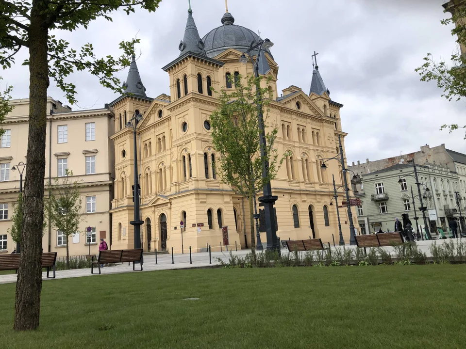 Plac Wolności w Łodzi z nową trawą