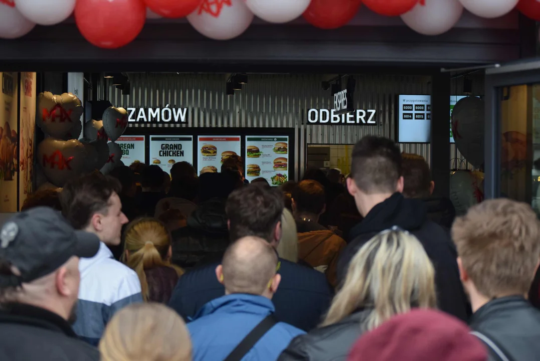 Tłumy łodzian na otwarciu restauracji MAX Premium Burgers. Tego jeszcze w Łodzi nie było [ZOBACZ ZDJĘCIA]