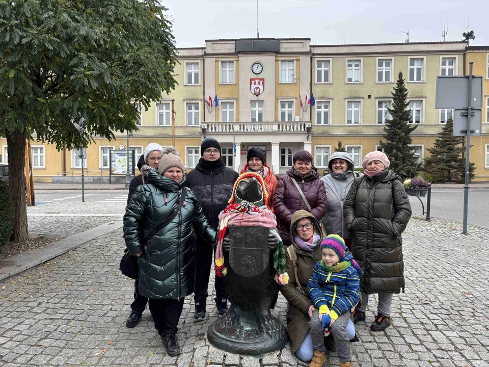 Pomnik w centrum miasta udekorowany przez grupę „Zamontanki”