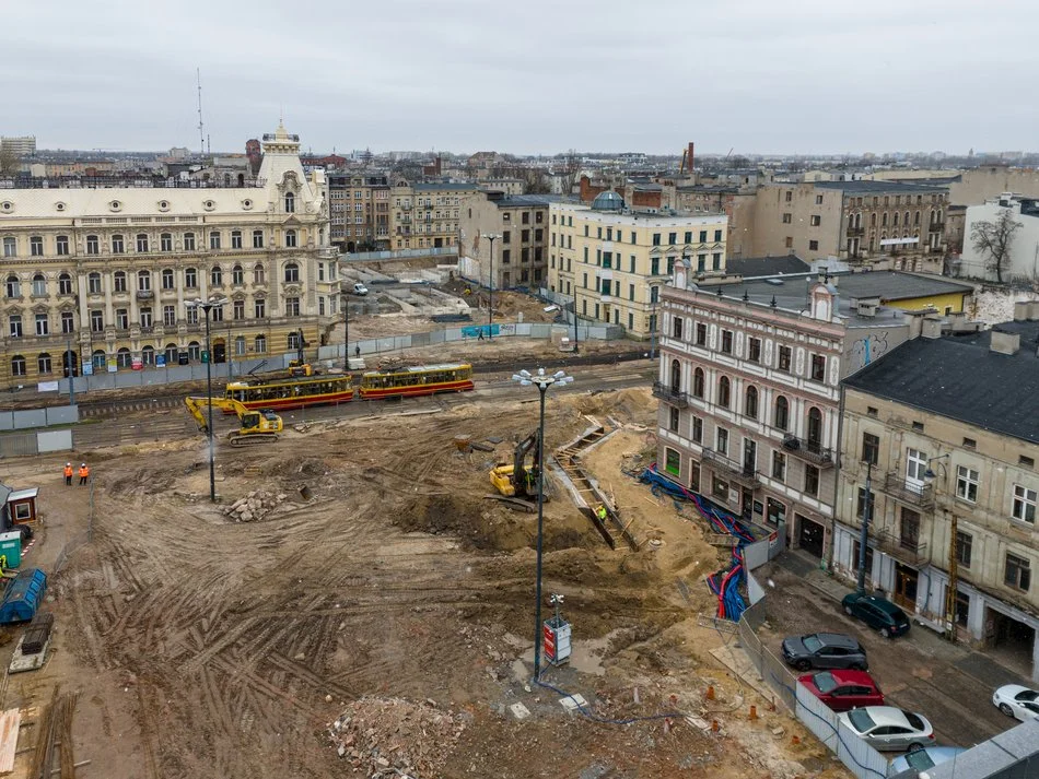 Tymczasowe torowisko w centrum Łodzi. Tramwaje pojadą przez plac budowy przystanku kolejowego Łódź Śródmieście [ZDJĘCIA] - Zdjęcie główne