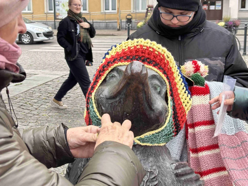 Pomnik w centrum miasta udekorowany przez grupę „Zamontanki”