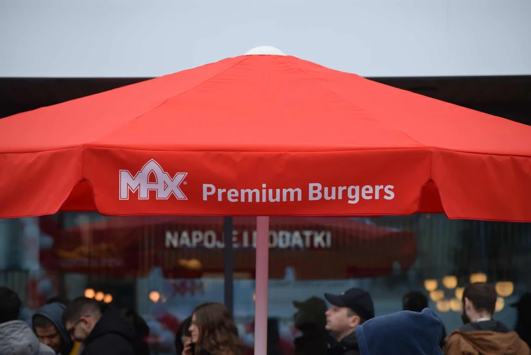 Tłumy łodzian na otwarciu restauracji MAX Premium Burgers. Tego jeszcze w Łodzi nie było [ZOBACZ ZDJĘCIA]