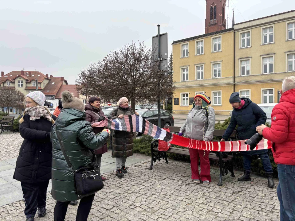 Pomnik w centrum miasta udekorowany przez grupę „Zamontanki”