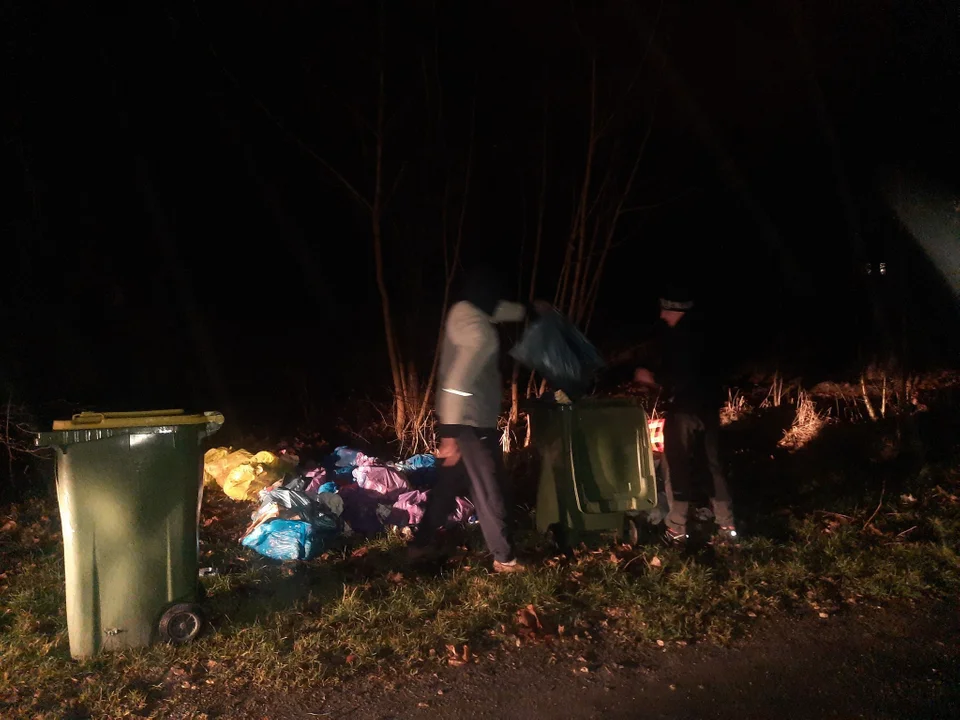 Wyrzucili śmieci przy skrzyżowaniu. Dostali za to pieniądze