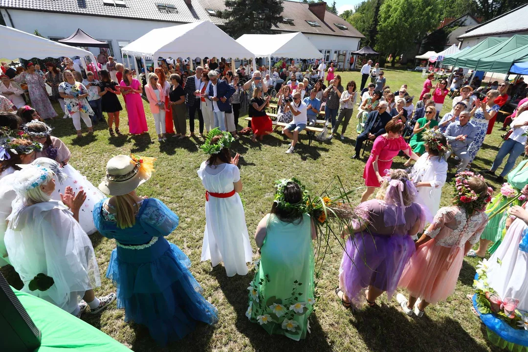 Gry, zabawy, grill, warsztaty i przejażdżki bryczką. To  kolorowe powitanie lata [ZDJĘCIA] - Zdjęcie główne