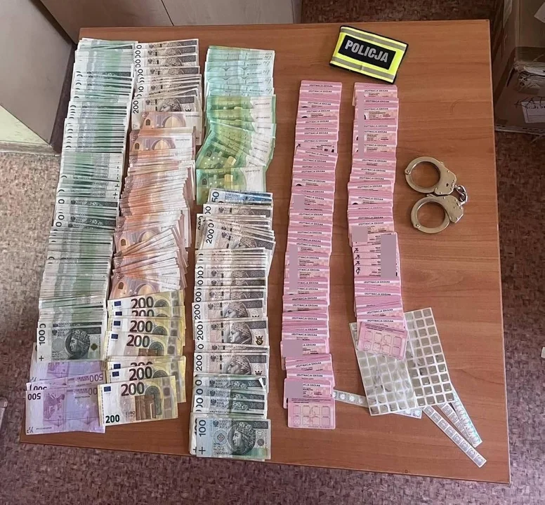 Łódzkie: Fałszowali legitymacje i wyłudzali pieniądze, podszywając się pod szkoły
