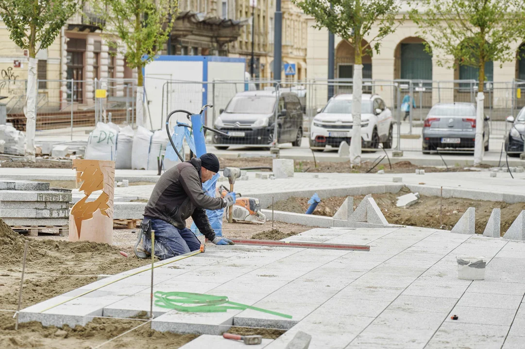 Pamiątkowe tabliczki na placu Wolności w Łodzi