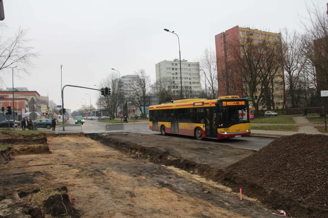 Utrudnienia dla pieszych i podróżnych MPK Łódź na Lutomierskiej